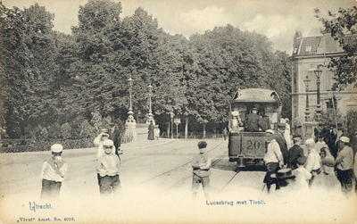 2892 Gezicht op de Lucasbrug over de Stadsbuitengracht te Utrecht.